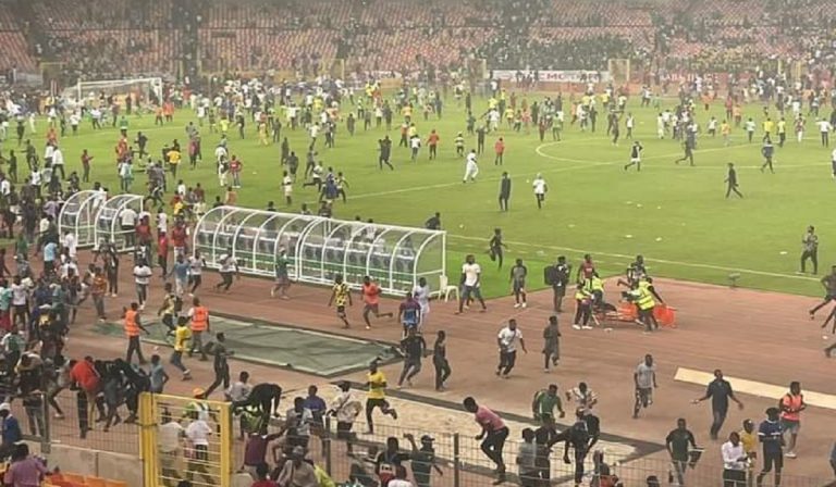 Niente Mondiali per la Nigeria, tifosi vandalizzano stadio
