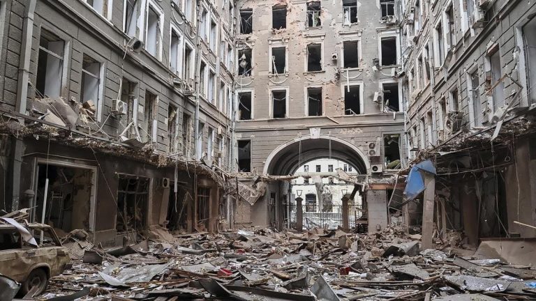 L'interno di ciò che resta di un ospedale ucraino