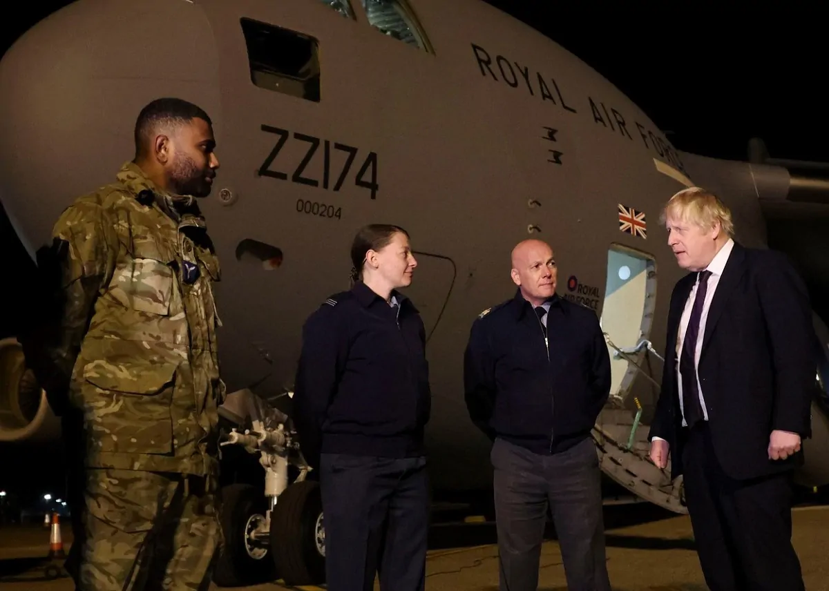 Boris Johnson in briefing con personale Raf