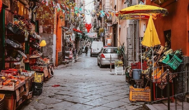 Napoli, 18enne ferito da un colpo di pistola