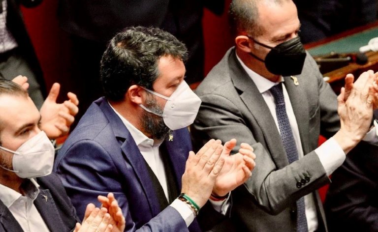 Matteo Salvini applaude Zelensky a Montecitorio