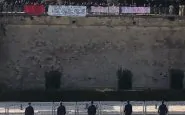 I manifestanti e il picchetto in murata della Carabiniere