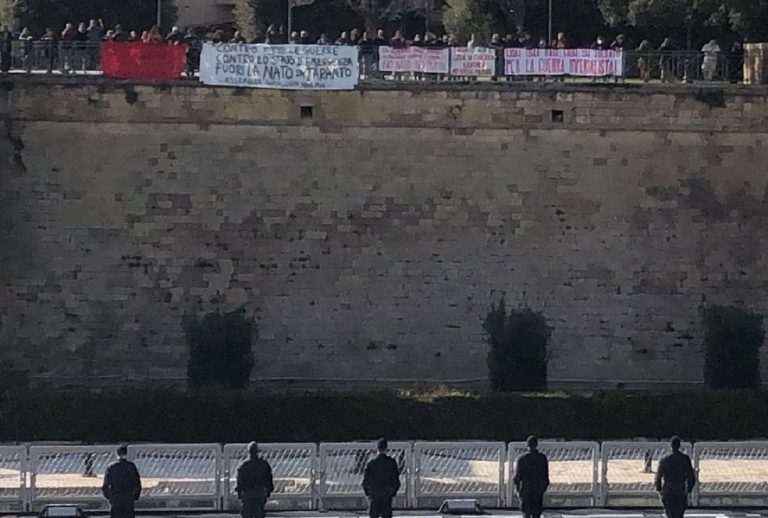 I manifestanti e il picchetto in murata della Carabiniere