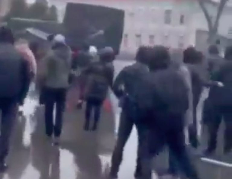 Screenshot del video in cui i militari sparano contro i civili