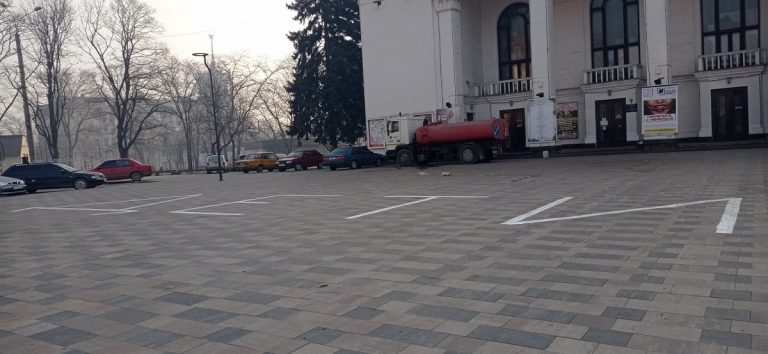 La scritta "bambini" davanti al teatro di Mariupol