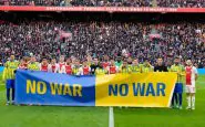 Le formazioni di Ajax e Shakhtar con uno striscione contro la guerra