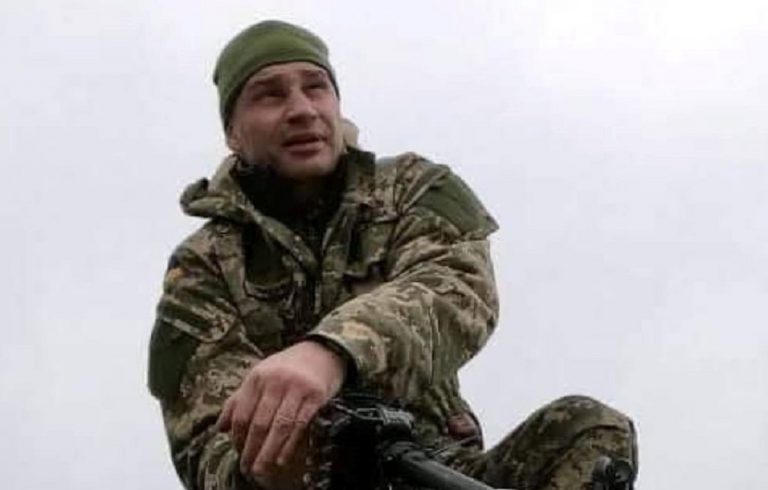 Il sindaco Vitali Klitschko in mimetica