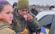 Il soldato russo ristorato dai civili ucraini