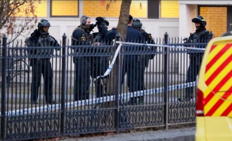 La polizia fuori dalla scuola di Malmoe