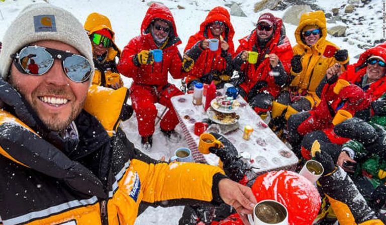 Monte Everest: tea party da record del mondo