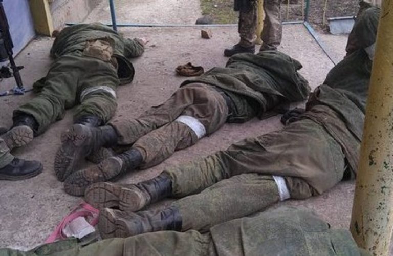 Un'anziana avrebbe ucciso dei soldati russi avvelenandoli, quelli in foto sono prigionieri