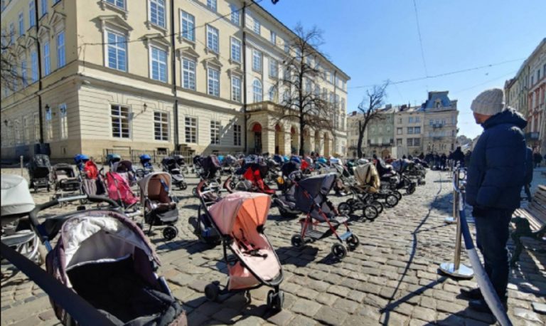 Ucraina protesta passeggini vuoti