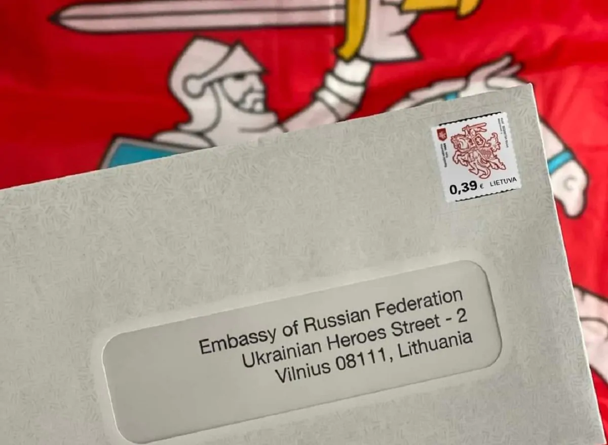 Una lettera all'ambasciata russa di Vilnius con l'indirizzo che inneggia all'eroismo ucraino