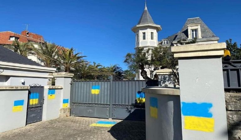 Imbrattata la villa della figlia di Putin