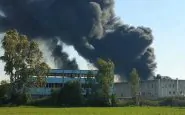 Violento incendio in un'azienda, nube nera a Latina Scalo