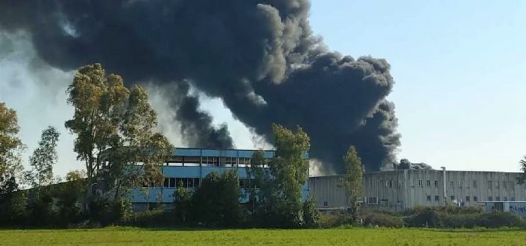Violento incendio in un'azienda, nube nera a Latina Scalo