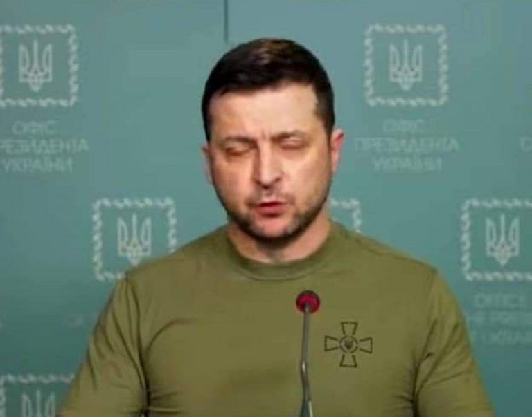 Volodymyr Zelensky con la croce sul petto della maglietta militare
