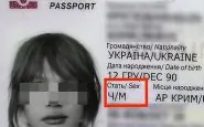 Il passaporto ucraino di un transgender