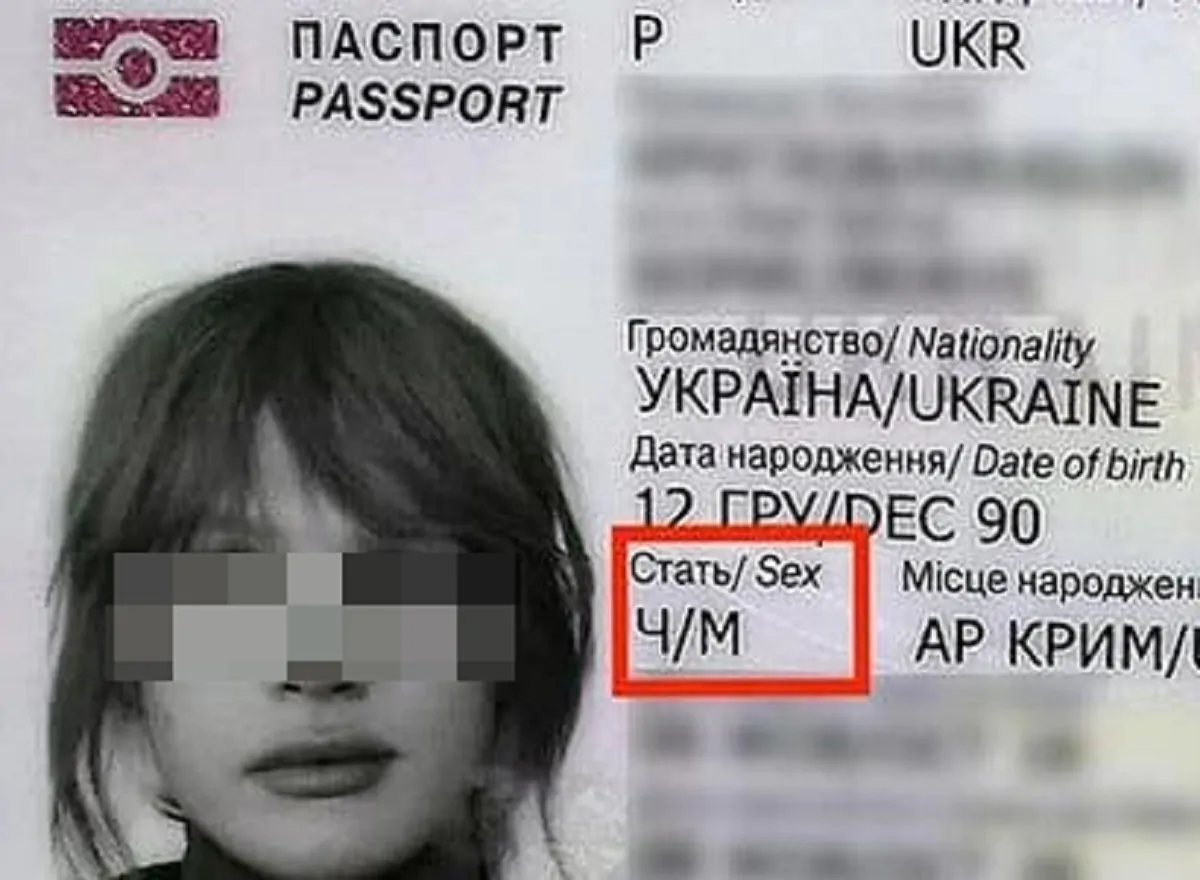 Il passaporto ucraino di un transgender