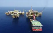 piattaforma petrolifera in mezzo al mare