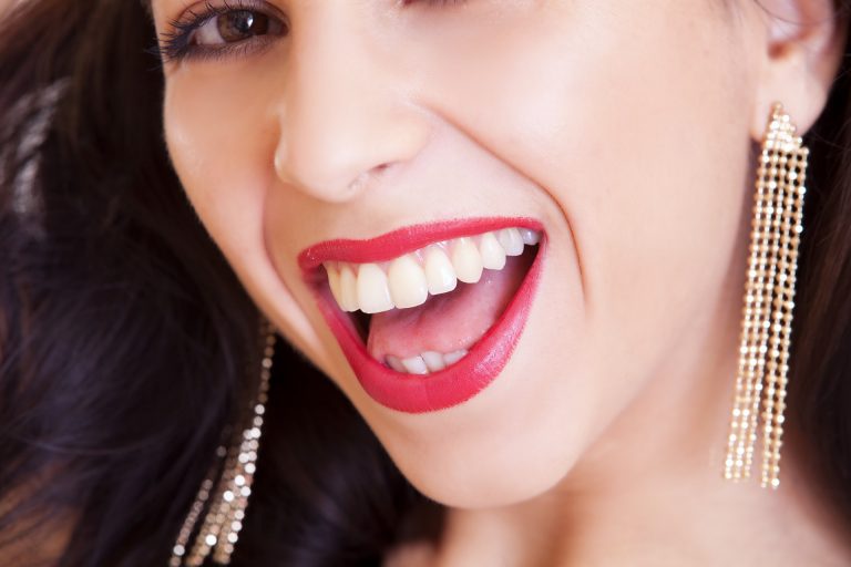 Come sbiancarsi i denti a casa: i migliori strumenti