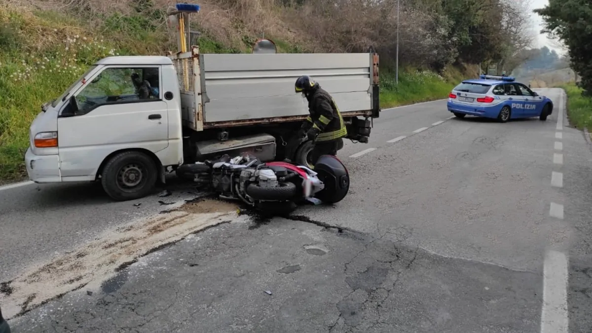 Schianto mortale a Pesaro: incidente tra scooter e furgone