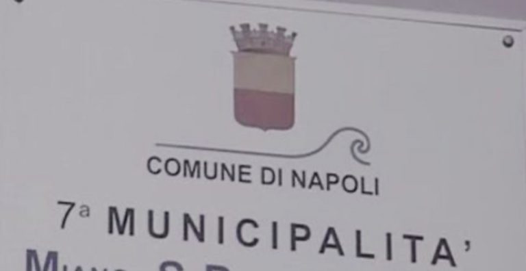 Napoli, un manifesto crea polemica: “Qui si fanno miracoli di Padre Pio”