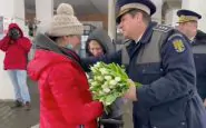 poliziotti regalano fiori profughe