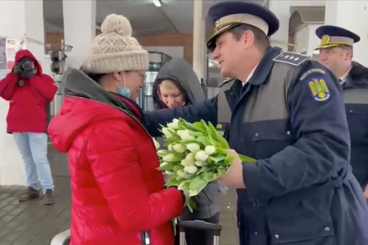 poliziotti regalano fiori profughe