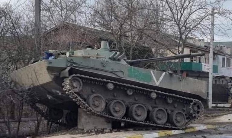 Un carro contrassegnato con la V