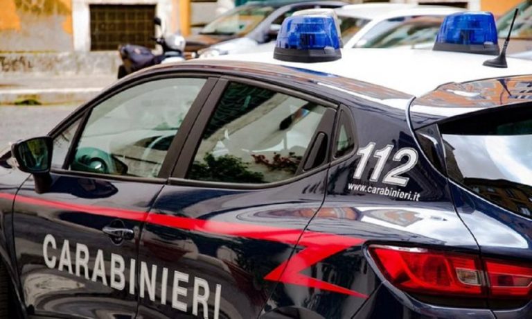 uomo ucciso bottigliata collo