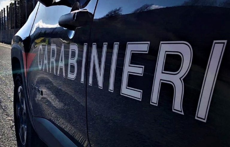 Carabinieri allertati dopo il ritrovamento del cadavere