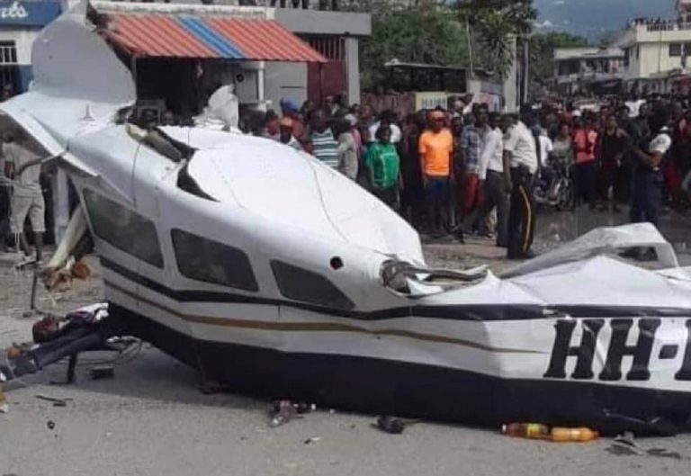 Il velivolo distrutto in strada