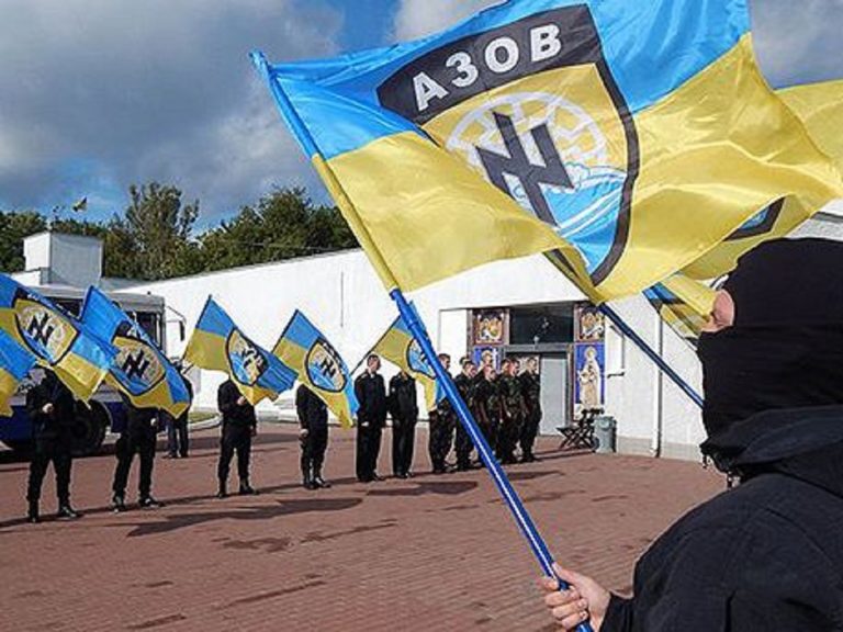 Un picchetto Azov in hangar