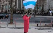 Kai Katonina con la bandiera russa senza il rosso