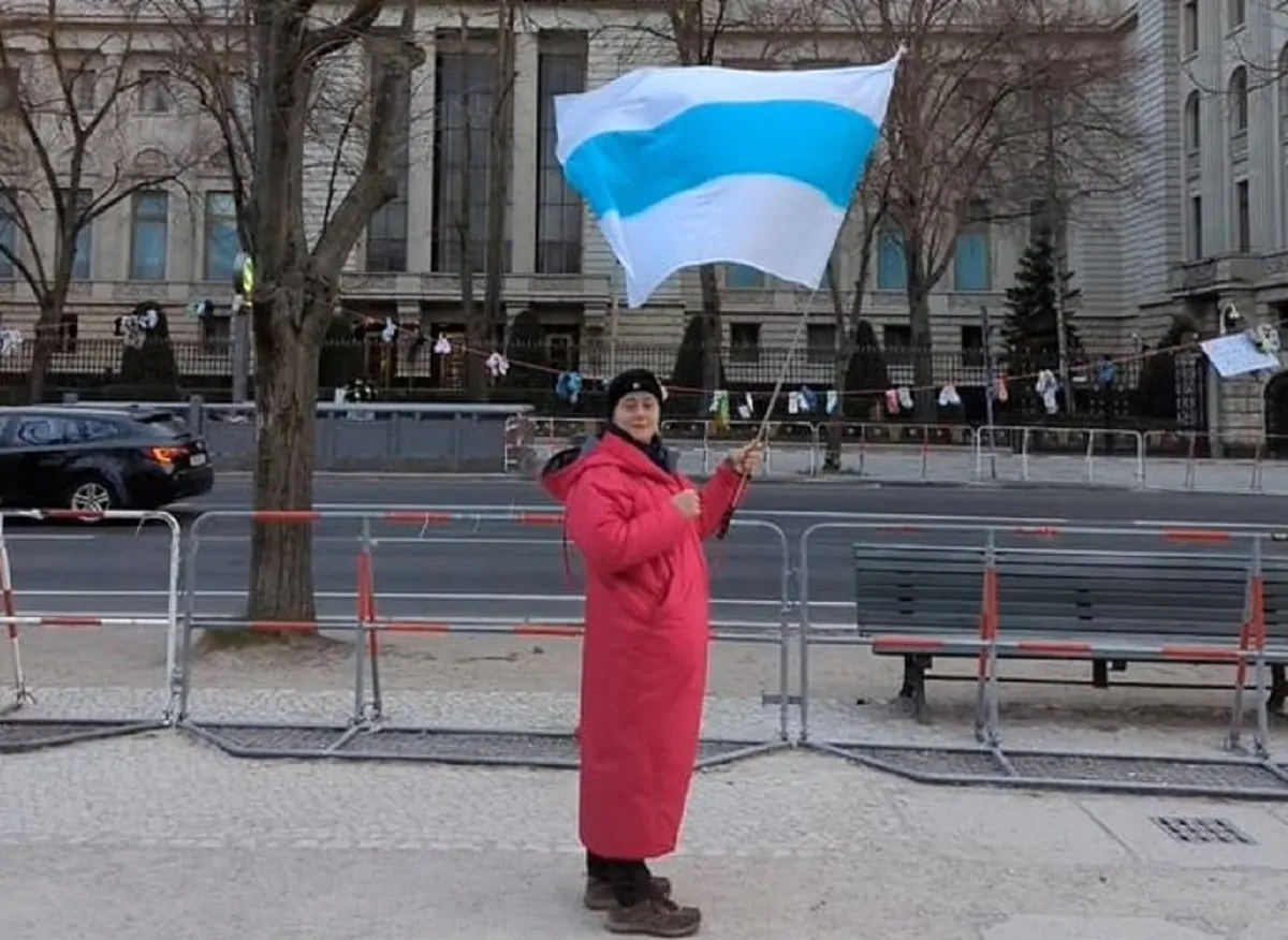 Kai Katonina con la bandiera russa senza il rosso