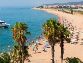 A Barcellona sarà vietato fumare in spiaggia tutto l'anno