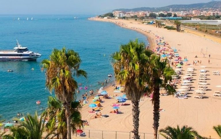 A Barcellona sarà vietato fumare in spiaggia tutto l'anno
