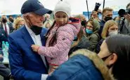 Joe Biden con una piccola rifugiata dell'Ucraina