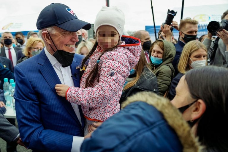 Joe Biden con una piccola rifugiata dell'Ucraina