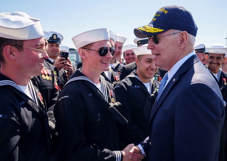 Joe Biden con alcuni militari Usa