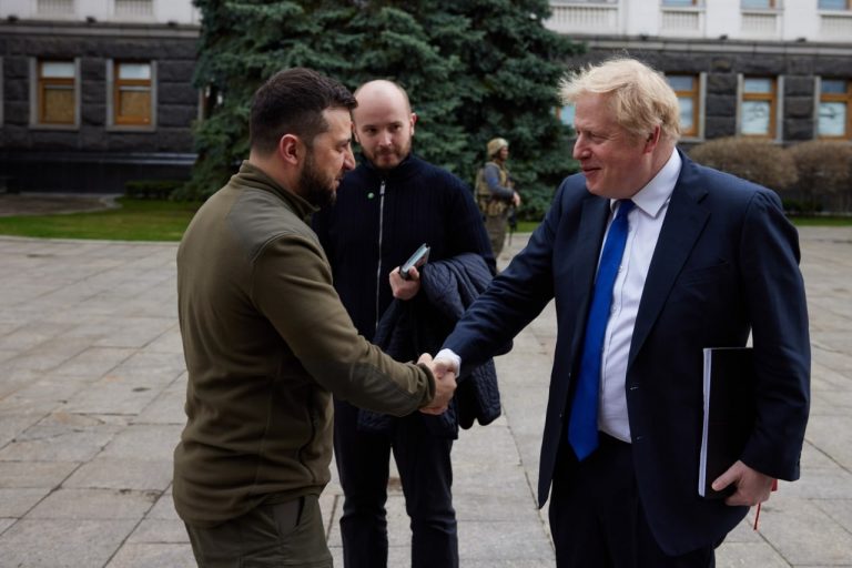 Boris Johnson e Volodymyr Zelensky