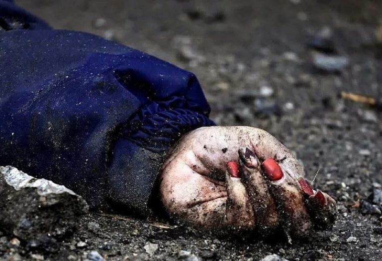 Una delle orribili immagini simbolo di Bucha