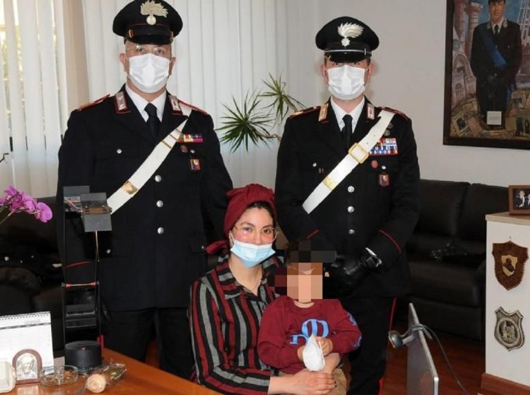 Il piccolo con la mamma ed i Carabinieri che lo hanno salvato