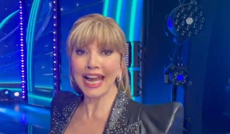 Cantante Mascherato look Carlucci