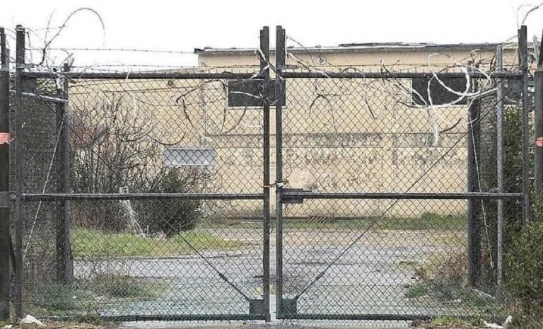 Uno degli ingressi dell'area di Coltano destinata a base militare