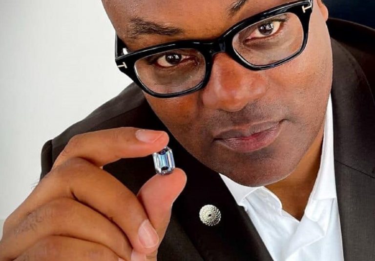 Il De Beers Cullinan Blue nelle mani del gemmologo Arnav