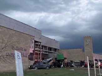 Gli effetti del distruttivo tornado a Wichita