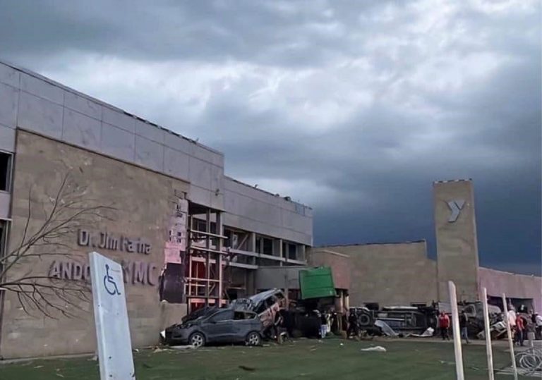 Gli effetti del distruttivo tornado a Wichita