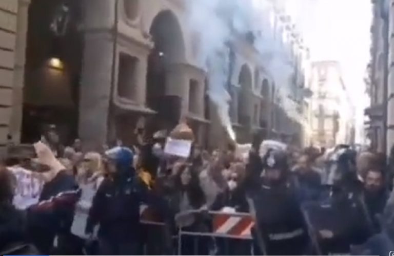 Un momento delle contestazioni contro Draghi